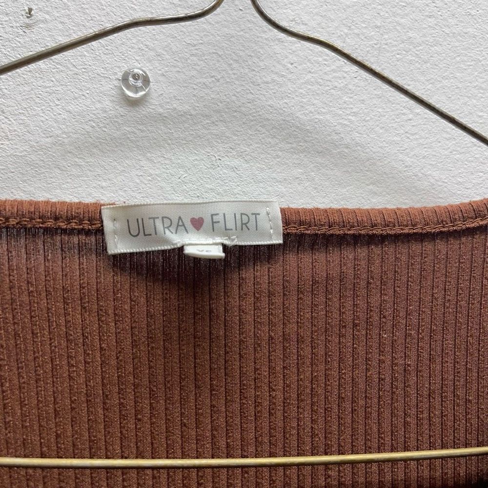 Ultra Flirt - String Top V-Neck - Picture 4 of 4